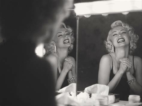 Phim về biểu tượng gợi cảm Marilyn Monroe bị chê lạm dụng cảnh sex Báo Dân trí