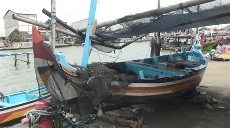 Kapal Nelayan Semarang Rusak Parah Dihantam Gelombang Tinggi