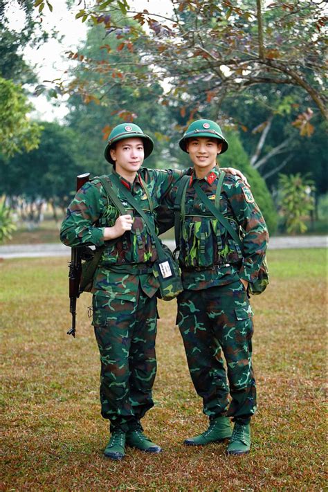 Hot boy quân đội lại một lần nữa khiến hội chị em đổ đứ đừ xuất hiện lấp ló trong khung hình