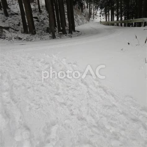 車道に積もった雪 No 2356995｜写真素材なら「写真ac」無料（フリー）ダウンロードok