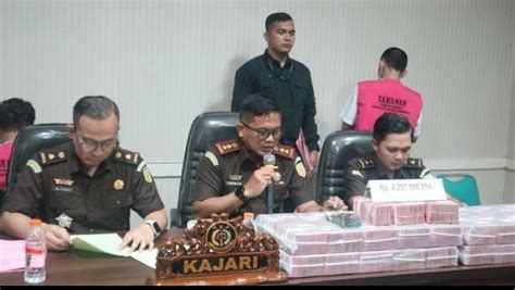 Rugikan Negara Rp14 Miliar Kejari Karawang Tahan Dua Tersangka Korupsi