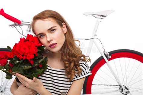 Modell Med Blommor Och Cykeln Fotografering F R Bildbyr Er Bild Av