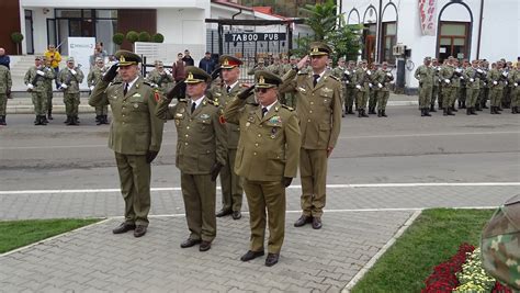 Militarii bârlãdeni felicitati de copii preoti bârlãdeni si zeci de