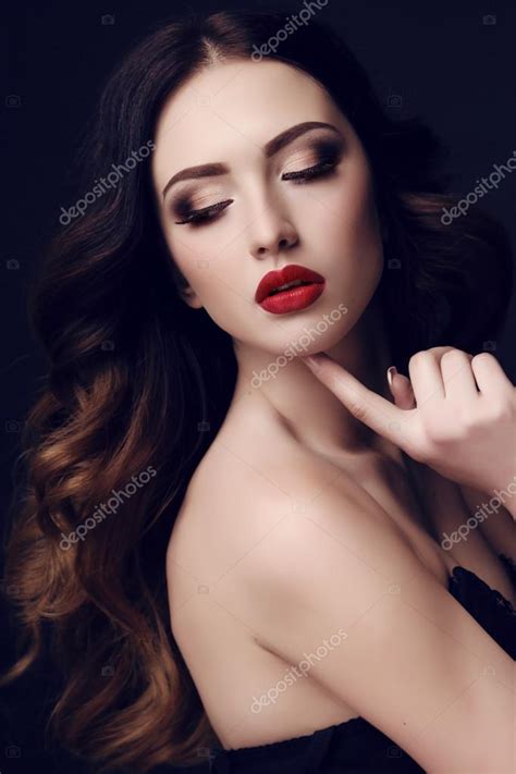 Hermosa Mujer Sexy Con Cabello Oscuro Y Maquillaje Brillante