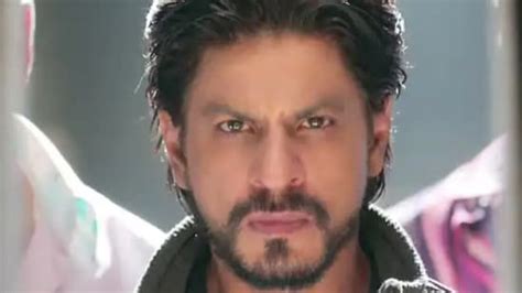 Annoyed Shah Rukh Khan Throws Phone Off Balcony In New Ad Fans Say