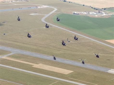 Royal Air Force treina sobre os portões cerimoniais de Lincolnshire