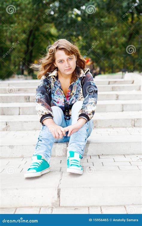 Fille S Asseyant Sur Des Escaliers Image Stock Image Du Adolescent