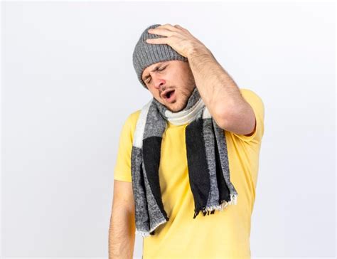 Douleur Jeune Homme Slave Malade Blonde Portant Un Chapeau D hiver Et Une écharpe Photo Gratuite