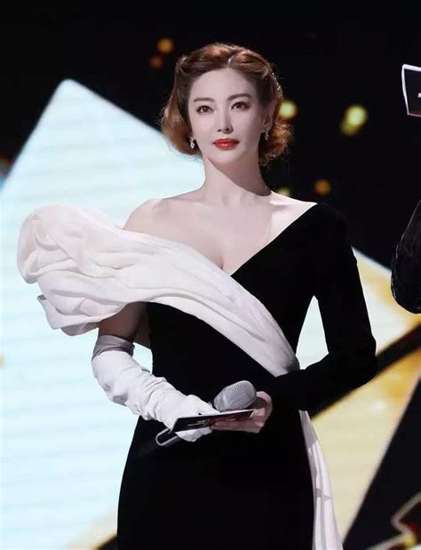 34 Year Old Zhang Yuqi Has A Hot Body Fair Complexion And Long Legs Full Of Elder Sister Fan