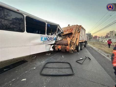 Autobús con trabajadores choca contra camión recolector de basura en El