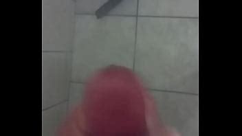 Batendo punheta enquanto toma banho até gozar XVIDEOS