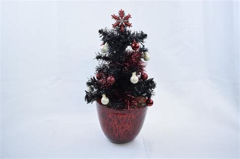 Mini kunst kerstboom rood zwart 36 x Ø 15 cm kerststukje bol