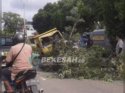 Bekesah Rem Blong Truk Tabrak Pembatas Jalan Di KM 6