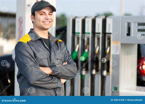 Trabalho Posto De Gasolina - Trabalhador De Sorriso Do Posto De Gasolina No Trabalho Foto de Stock ...