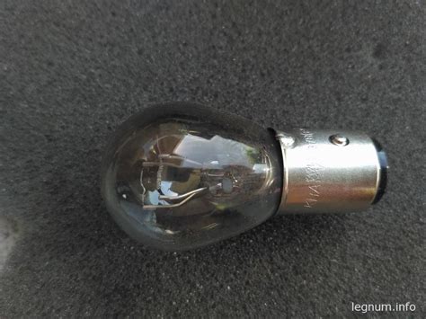 Меняем двухнитевую лампочку габарита-стопа, здесь цоколь 37R E11 ...