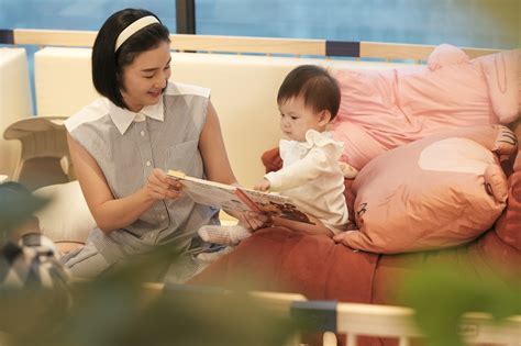Đến nhà Salim gặp Pam thế lực nhí nổi đình đám Mẹ từng là hot girl giờ bỏ việc ở nhà chăm