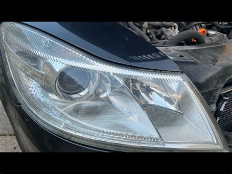 Come si sostituisce la lampadina del faro anteriore della Škoda Octavia