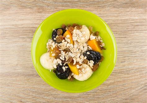 Muesli Con Las Frutas Y La Harina De Avena En Cuenco Verde En La Tabla