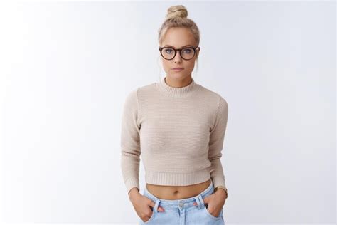 Élégante et sensuelle jeune blonde glamour élégante avec des cheveux peignés dans des verres et