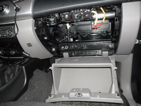 Установка воздушного фильтра салона — Mitsubishi L200 (4G), 2,5 л, 2012 ...