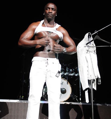 Selena Gomez Blog Akon Gets Nude On Omg Tour With Usher