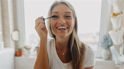 19 Tricks To Make Your Makeup Last All Day