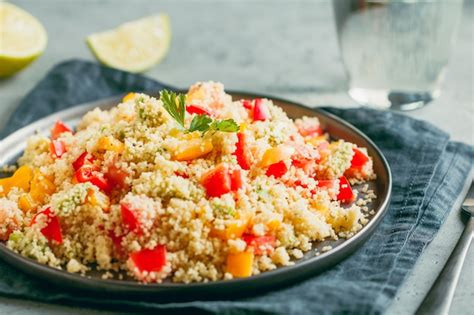 Salade De Couscous Aux Poivrons Rouges Et Jaunes Frais Avocat Tomates