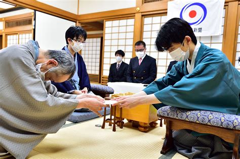 中日新聞 東京新聞 将棋【公式】 On Twitter 第62期王位戦 第4局1日目は、後手の藤井聡太王位が58手目を封じて終わりました