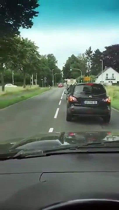 Un automobiliste filmé en train de rouler avec un homme sur le pare