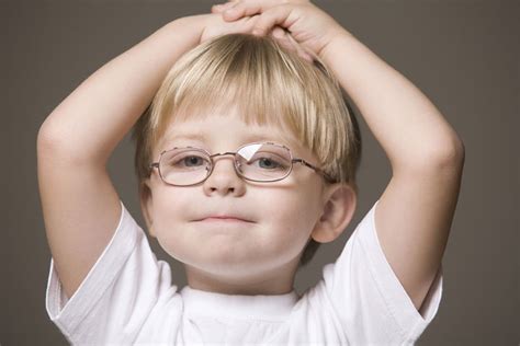 Alguns Sinais De Que Seu Filho Precisa Usar Culos E Modelos Lindos