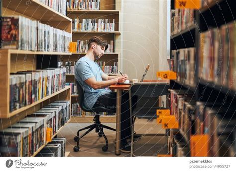 Student Lernt In Der Bibliothek Junger Mann Bereitet Sich Am Laptop