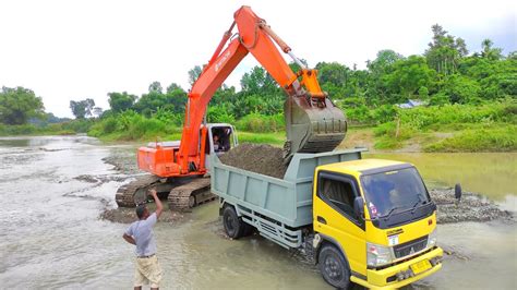 Si Beko Keruk Dan Mobil Dum Truck Pasir Sedang Bekerja Menjaring Pasir