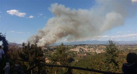 Morlupo Grosso Incendio Fiamme A Pochi Metri Dalle Case