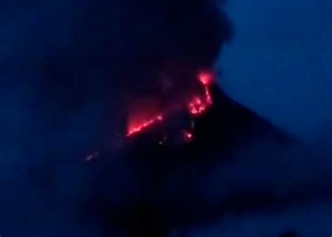 Volc N Monte Karangetang Entra En Erupci N Formando R Os De Lava