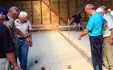 Club de l amitié Seize triplettes au concours de boules Le Télégramme