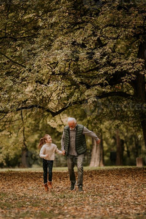 Grand P Re Passe Du Temps Avec Sa Petite Fille Dans Le Parc Le Jour De