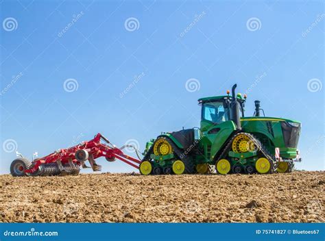 Tracteur Moderne De Caterpilla De John Deere Cultivant Le Champ Anglais