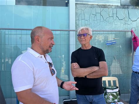 Bari Lavoratori Fragili Puliscono La Spiaggia Di Pane E Pomodoro