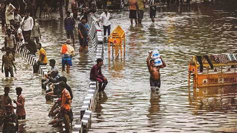 दिल्ली में बाढ़ यमुना के जलस्तर में कमी लेकिन अभी भी खतरे के निशान से ऊपर