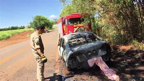 Carro bate em árvore e pega fogo entre Bandeirantes e Itambaracá YouTube