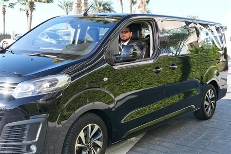 Privater ganztägiger Limousinen Van in Dubai mit Chauffeur