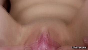 Gatita ardiente frota el coño apretado hasta que se corre XVIDEOS