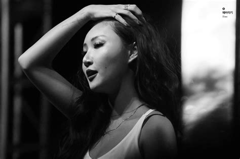 Bỗng hot vì diện đồ hiệu khoe body quá nảy nở nữ idol sinh năm 1995 không may lộ hàng trên