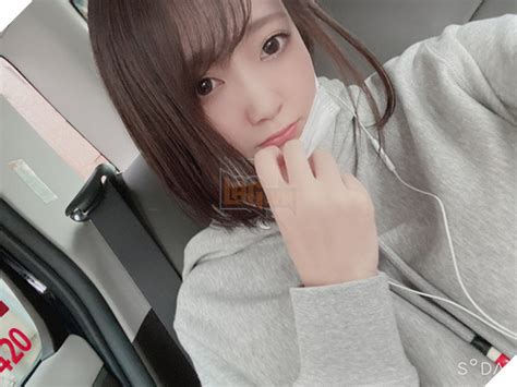 Hot girl vòng một cup H tự đăng hình dìm bản thân để tránh bị fan quấy rối