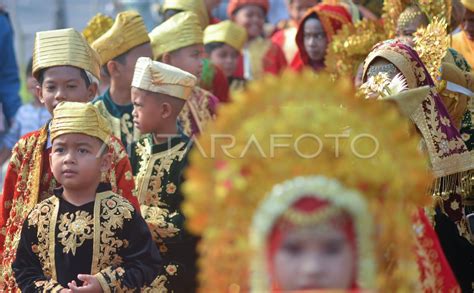 Pawai Pakaian Adat Peringati Sumpah Pemuda Antara Foto