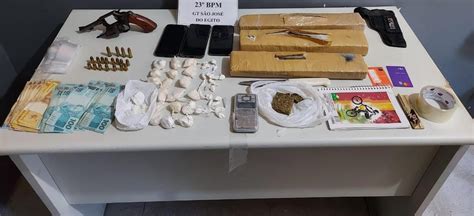 Casal Suspeito De Tráfico De Drogas é Detido Com Maconha Cocaína E R