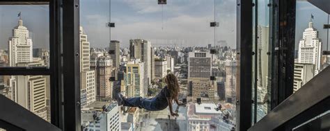 Saiba como é visitar o novo mirante de vidro no centro de SP e flutuar