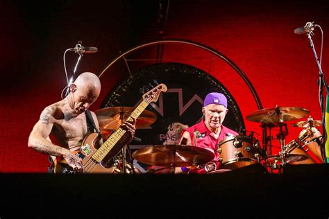 Red Hot Chili Peppers Mistura Nostalgia E Novidades Em Show De S O Paulo