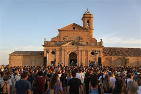 Lleno Absoluto En El Concierto De Manu Chao En La Cartuja De Las Fuentes