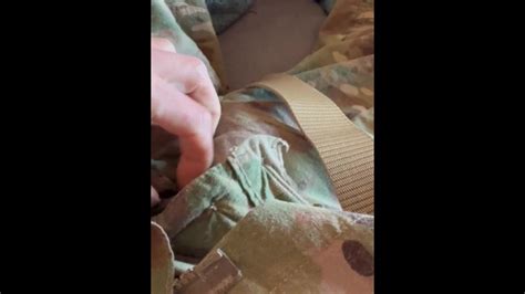 陆军士兵穿着他的 Sarge 的蓝色平角内裤抽搐 Pornhub Gay